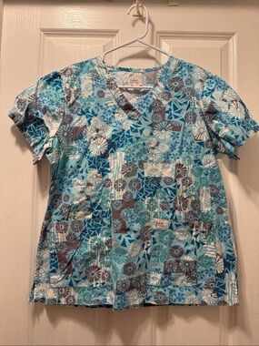 Peaches Uniforms Aqua Blue Floral Patchwork V-Neck Scrub Top